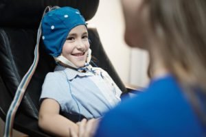 Criança realizando exame eletroencefalograma